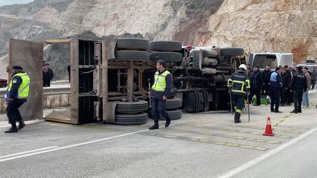 Çorum'da kamyonla minibüs çarpıştı: 1 ölü, 7 yaralı